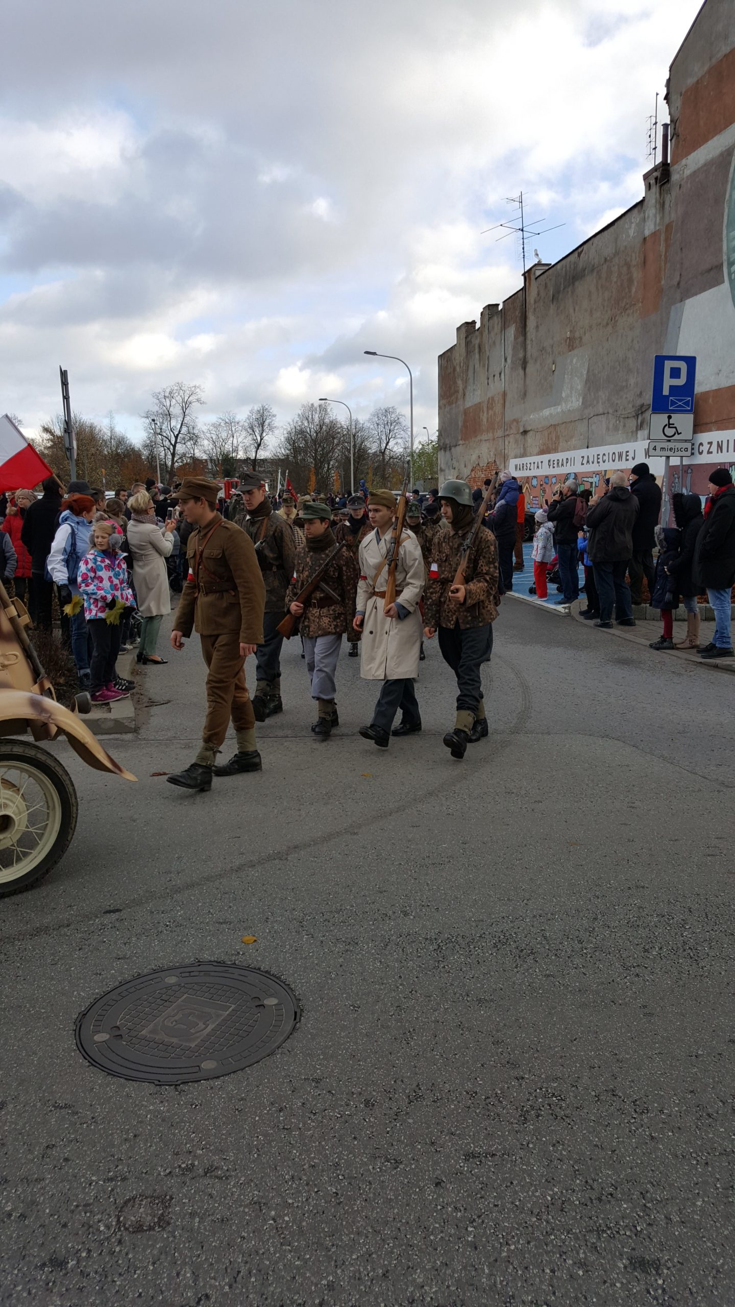 Przejście parady z parkingu przy Urzędzie miasta, przedstawiciele historycznych oddziałów wojskowych