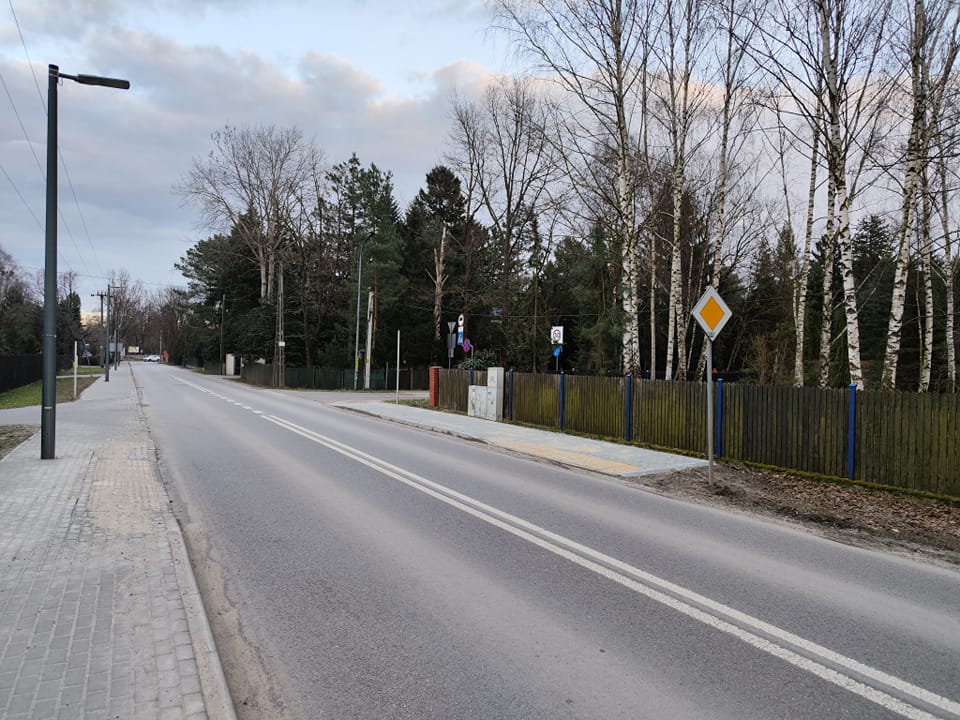 Częściowo zrealizowane przejście dla pieszych przez ulicę Bobrowiecką przy Świerkowej