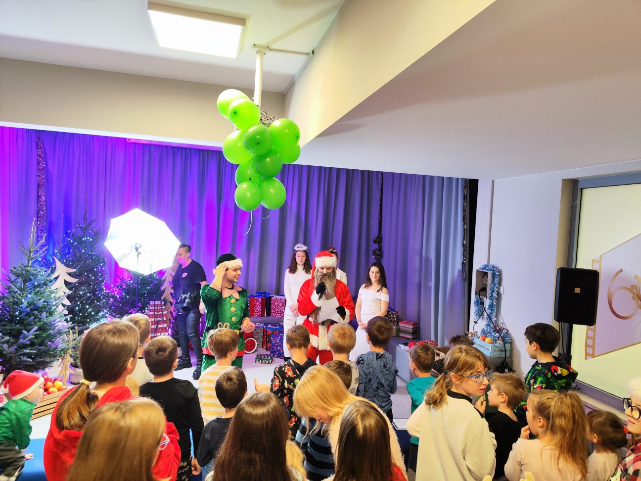 Święty Mikołaj przemawia do grupy dzieci