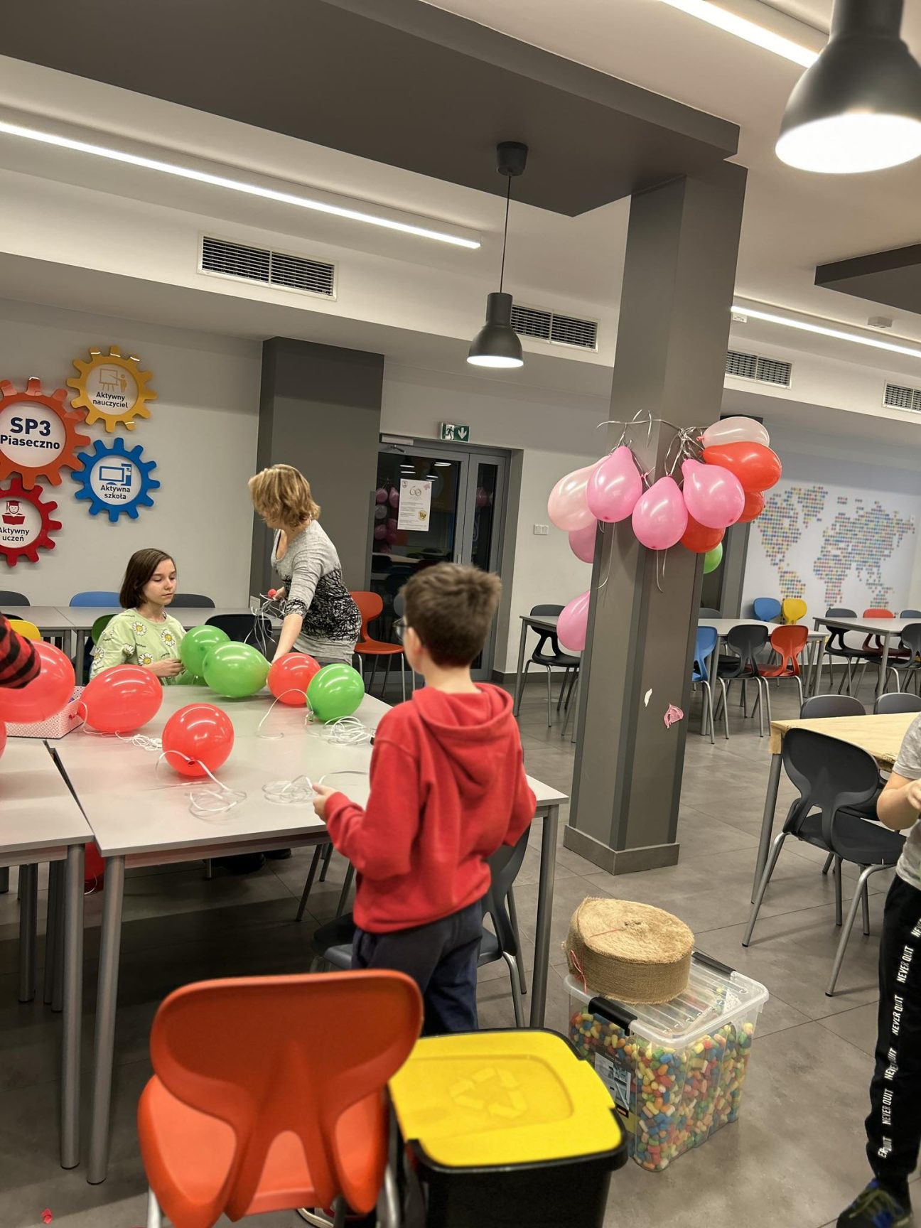 Stołówka w szkole, 3 osoby i balony