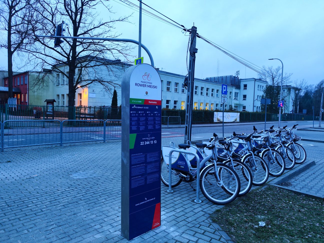 Stacja rowerowa przy szkole podstawowej nr 3 z ustawionymi rowerami miejskimi