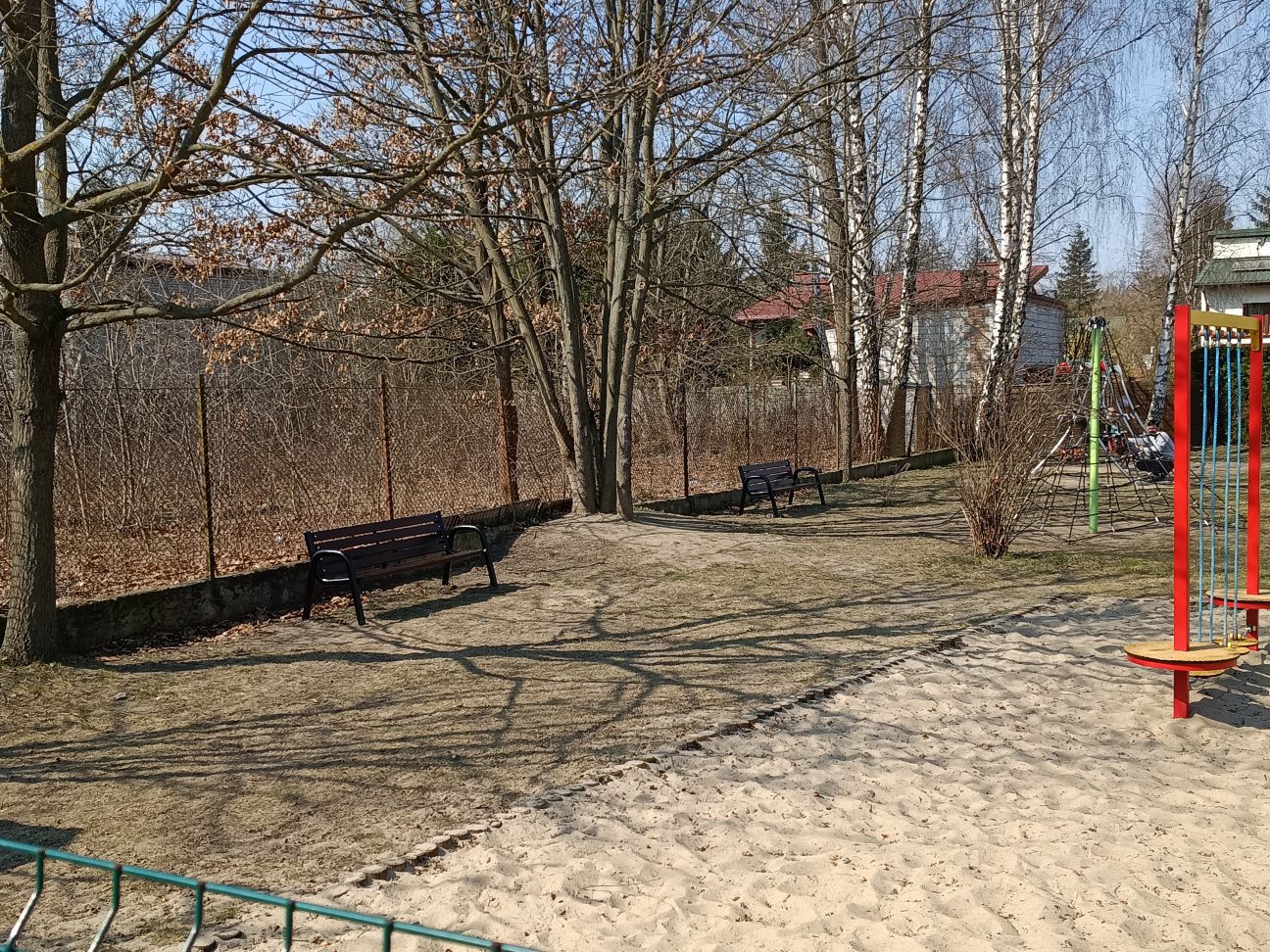 Nowe ławki na placu zabaw